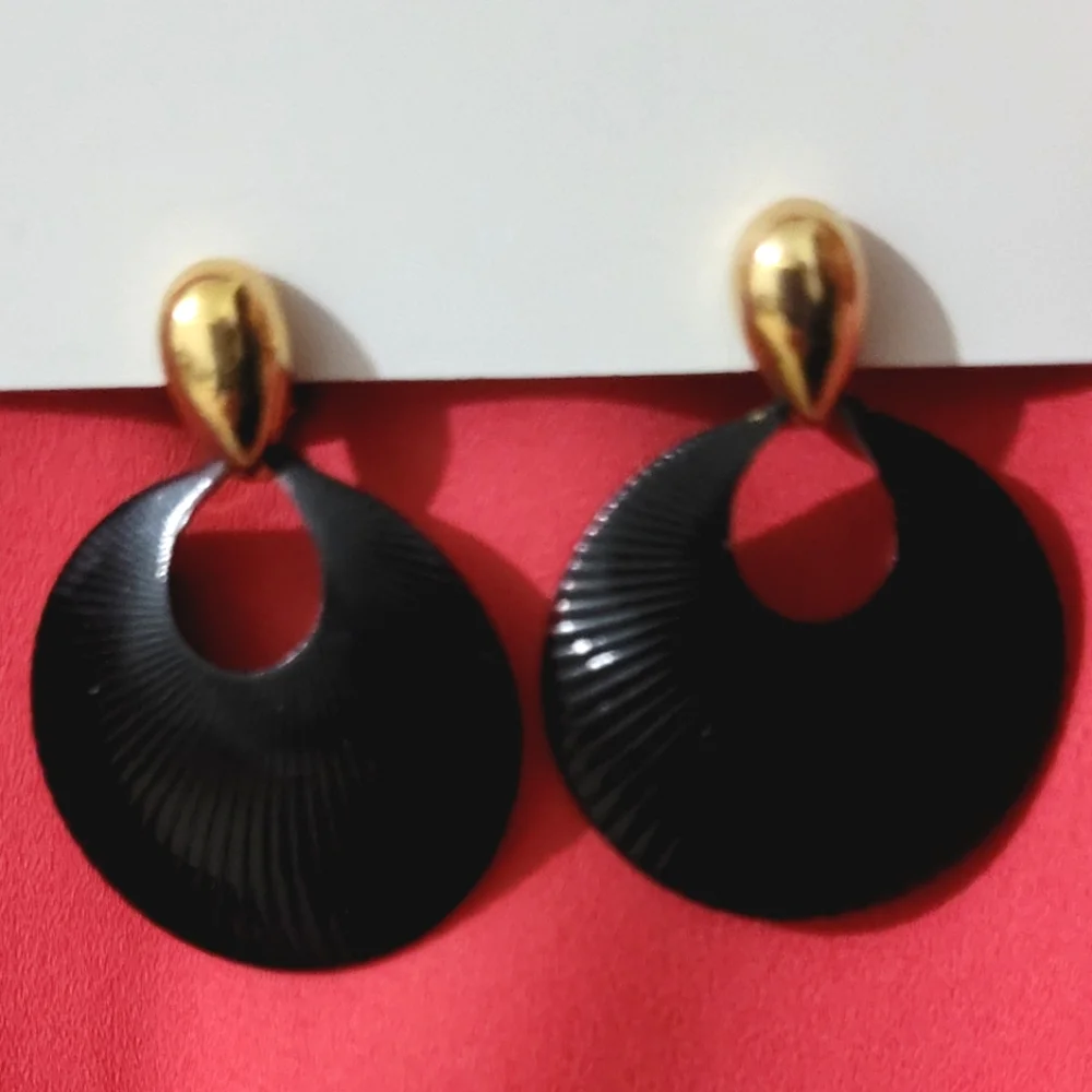 Vintage Trifari Black & Gold Tone Clip On Earrings.